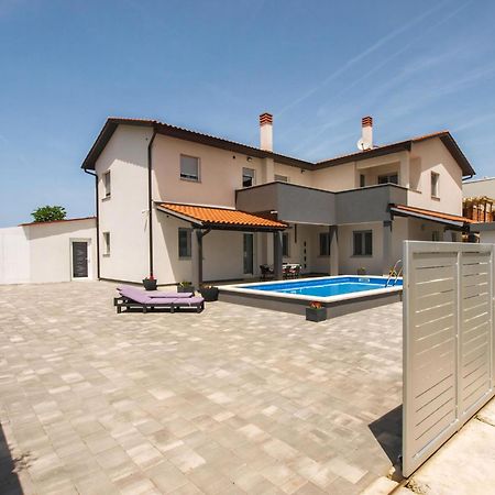 Villa Pikula Ferienwohnung Mit Gemeinsamem Pool Štinjan Exterior foto